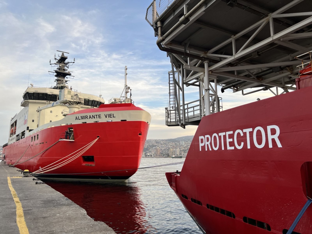 El buque britu00e1nico junto al rompehielos AGB 46 Almirante Viel de la Armada de Chile en el molo de abrigo de Valparau00edso Firma HMS Protector