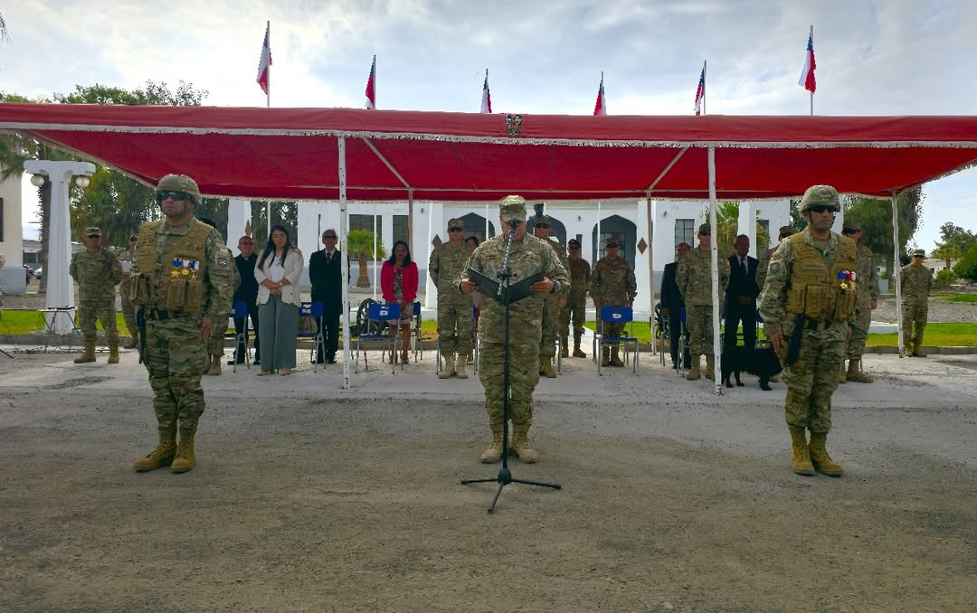 Lectura del decreto de nombramiento que designa al teniente coronel Basoalto nuevo comandante del Grupo de Artilleru00eda Nu00b06 Dolores Firma VI Divisiu00f3n del Eju00e9rcito de Chile