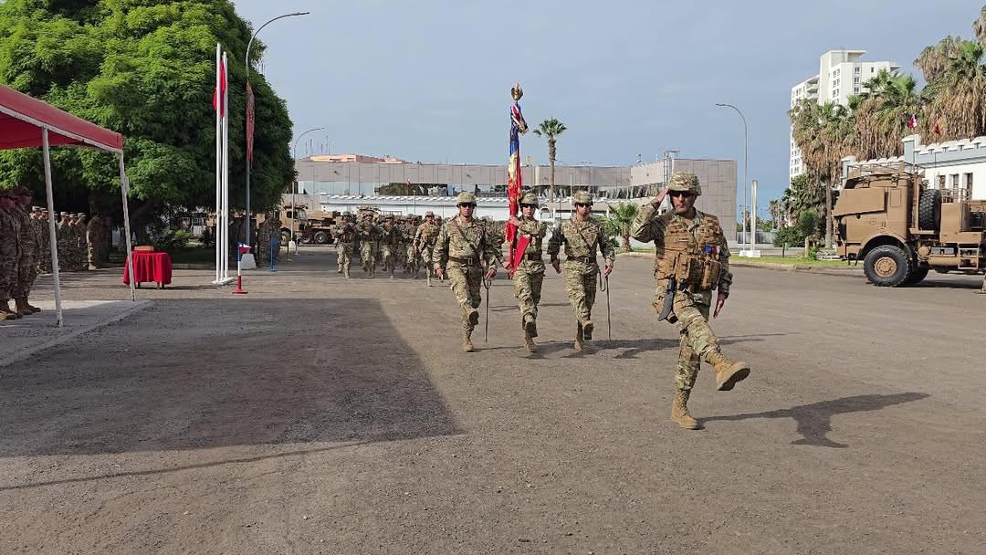 El teniente coronel Basoalto lidera el desfile del Grupo de Artilleru00eda Nu00b06 Dolores tras asumir el mando Firma VI Divisiu00f3n del Eju00e9rcito de Chile