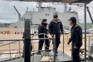 Oficiales del Centarm de la Armada de Chile embarcando en el buque de aprovisionamiento de combate Patiño Firma Armada Española