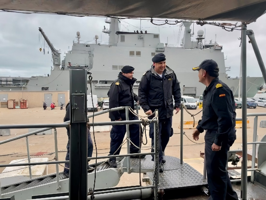 Oficiales del Centarm de la Armada de Chile embarcando en el buque de aprovisionamiento de combate Patiño Firma Armada Española