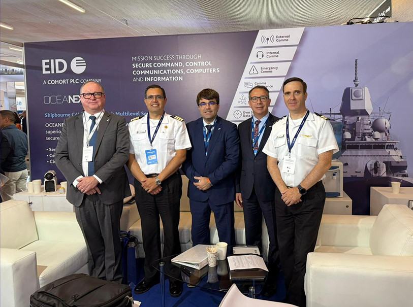 El CEO Martin Bennett el gerente de Desarrollo de Negocios David Rodriguez y el director de Marketing y Ventas Gregory Flippes junto al equipo del proyecto Oceanex de la Armada de Chile en Exponaval 2024 Firma EID