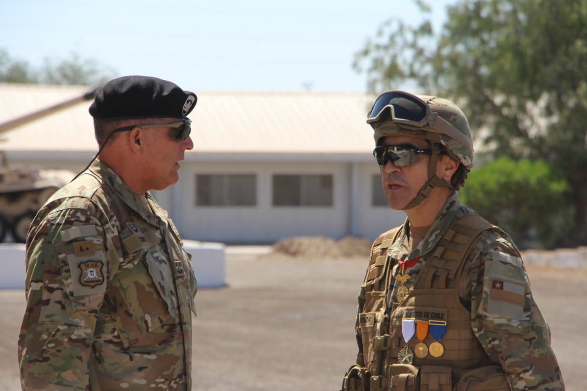 El general de brigada Ricardo Oyarzu00fan al asumir el mando de la 2 Brigada Acorazada Cazadores Firma VI Divisiu00f3n del Eju00e9rcito de Chile