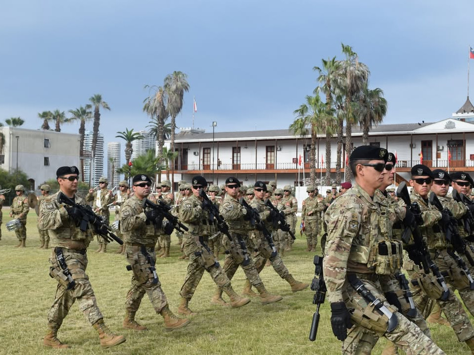 Integrantes de la Agrupaciu00f3n de Comandos Leucotu00f3n en el desfile de cambio de mando Firma VI Divisiu00f3n del Eju00e9rcito de Chile