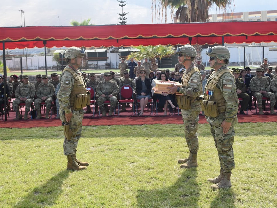 Entrega del gallardete que acompau00f1u00f3 al general Altamirano en su gestiu00f3n de mando al frente de los Centinelas del Norte Firma VI Divisiu00f3n del Eju00e9rcito de Chile