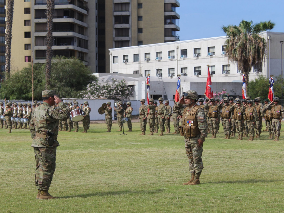 El general de divisiu00f3n Pedro Varela recibe el saludo del general de divisiu00f3n Guillermo Altamarino a su arribo a la ceremonia de cambio de mando Firma VI Divisiu00f3n del Eju00e9rcito de Chile