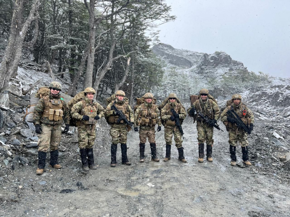 Pelotón de Reconocimiento de Montaña del Destacamento Motorizado N°11 Caupolicán en la Cordillera de Darwin Firma Ejército de Chile