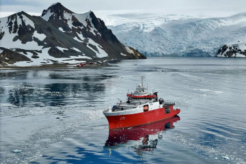 BAP Carrasco en la Antártica Firma Dirección de Hidrografía y Navegación de la Marina de Guerra del Perú