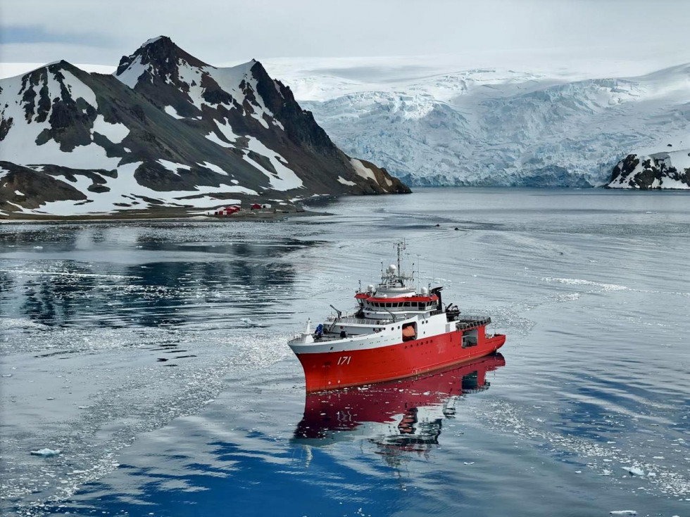 BAP Carrasco en la Antártica Firma Dirección de Hidrografía y Navegación de la Marina de Guerra del Perú