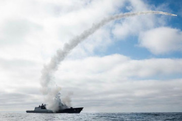 Destructor australiano HMAS Brisbane, basado en la F 100 española, disparando su primer misil Tomahawk. Foto. Daniel Goodman