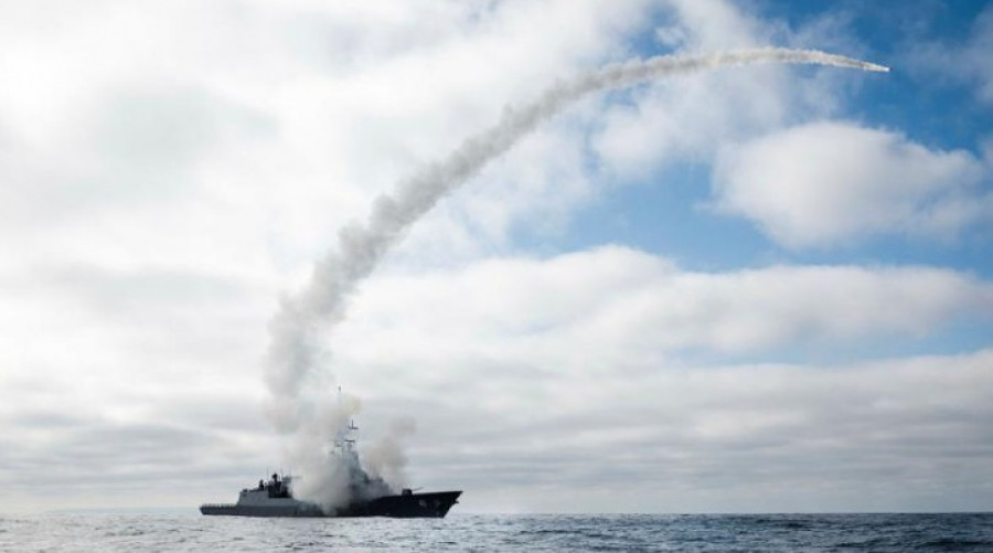 Destructor australiano HMAS Brisbane, basado en la F 100 española, disparando su primer misil Tomahawk. Foto. Daniel Goodman