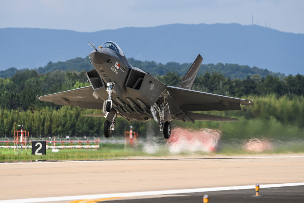 Avión de combate coreano KF 21 en su primer vuelo con cuatro misiles Meteor. Foto. KAIDAPA