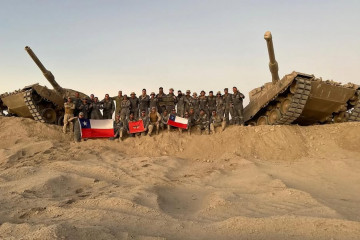 Alumnos del Curso Básico para Suboficiales del Arma de Caballería Blindada en el curso de conductor de tanque Leoopard 2A4 Firma Escuela de Caballería Blindada del Ejército de Chile