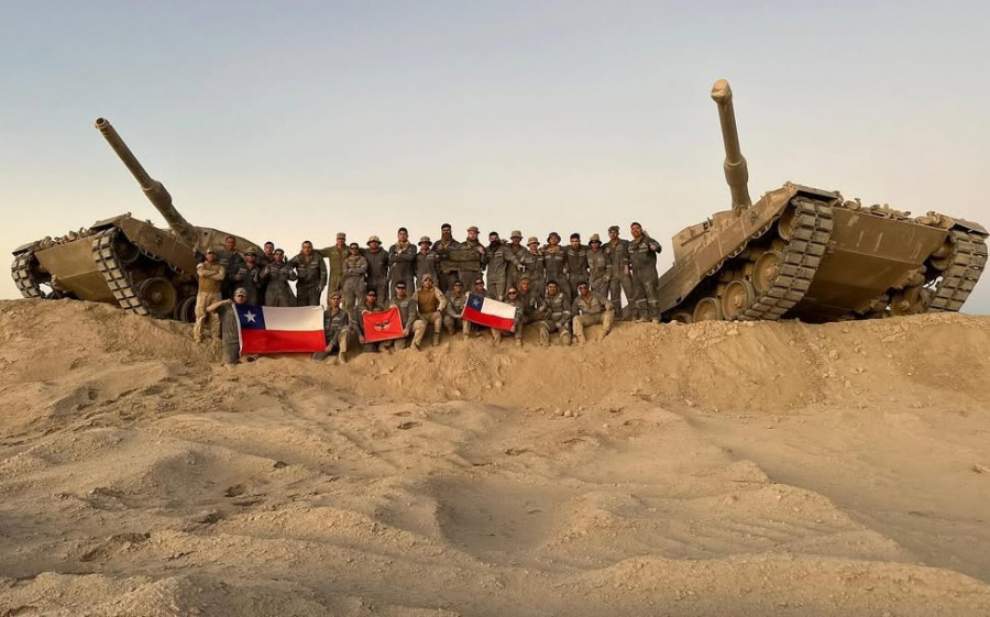 Alumnos del Curso Básico para Suboficiales del Arma de Caballería Blindada en el curso de conductor de tanque Leoopard 2A4 Firma Escuela de Caballería Blindada del Ejército de Chile