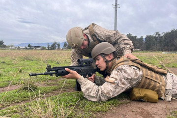 Soldado conscripto recibiendo instrucción en la Ocupación Militar Especializado de Tirador Escogido Firma Ejército de Chile