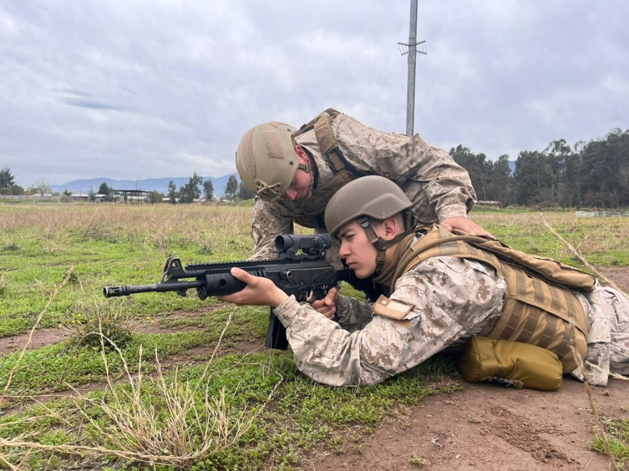 Soldado conscripto recibiendo instrucción en la Ocupación Militar Especializado de Tirador Escogido Firma Ejército de Chile