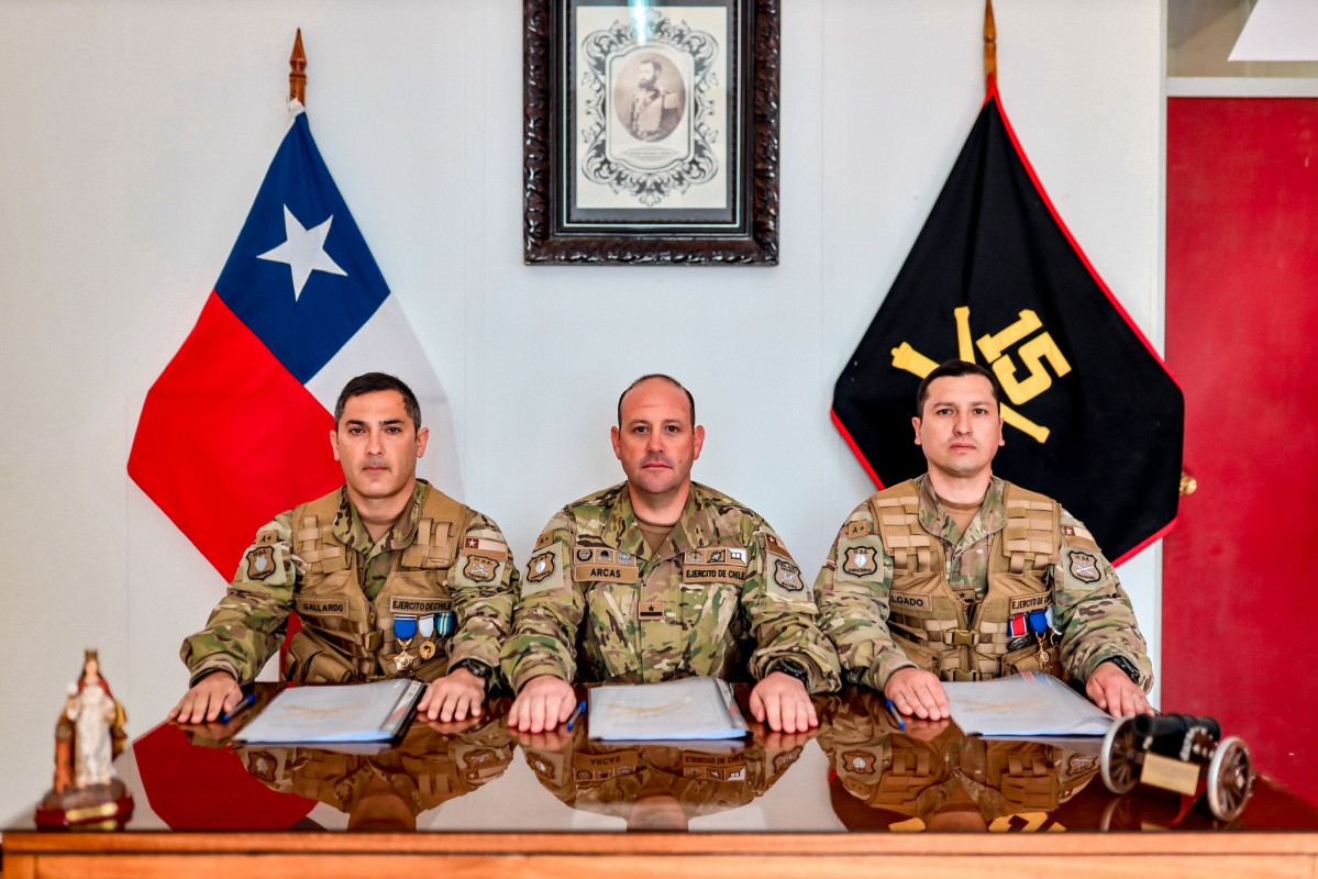 Teniente coronel Franco Gallardo mayor Mario Arcas y mayor Renu00e9 Salgado en la firma de actas de cambio de mando del Grupo de Artilleru00eda Nu00b015 Traiguu00e9n Firma 1 Brigada Acorazada Coraceros del Eju00e9rcito de Chile