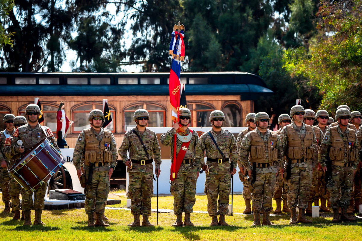 Unidad de formaciu00f3n en la ceremonia de cambio de mando del del Grupo de Artilleru00eda Nu00b015 Traiguu00e9n Firma 1 Brigada Acorazada Coraceros del Eju00e9rcito de Chile