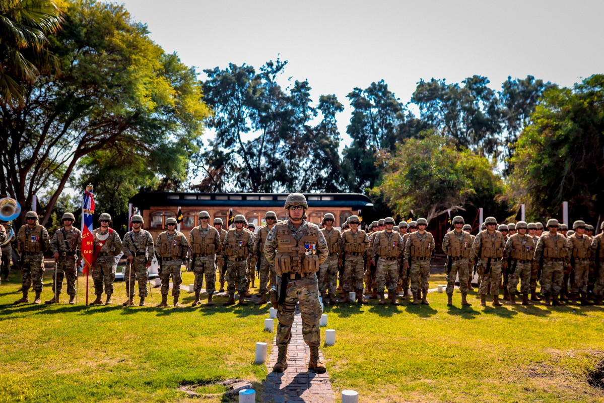 El mayor Renu00e9 Salgado al frente del Grupo de Artilleru00eda Nu00b015 Traiguu00e9n Firma 1 Brigada Acorazada Coraceros del Eju00e9rcito de Chile