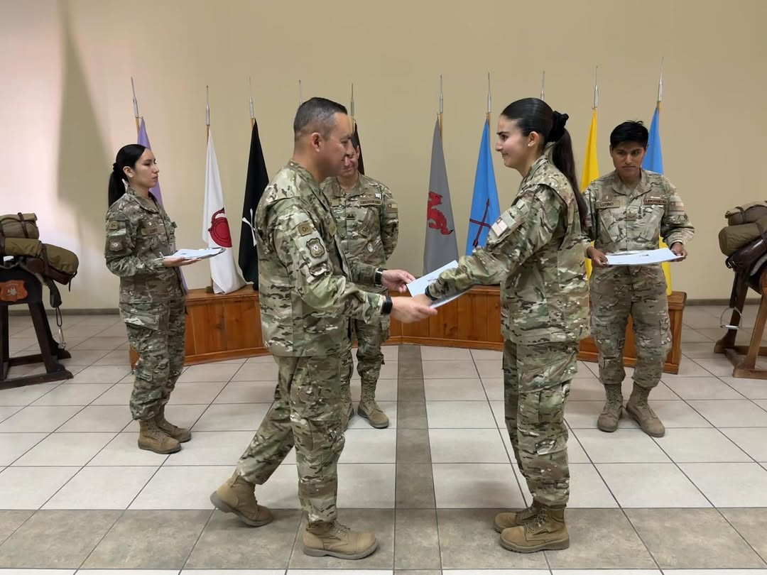 Entrega de diploma a una de las alfu00e9reces graduadas del Curso Bu00e1sico de Oficiales del Arma de Caballeru00eda Blindada Firma Escuela de Caballeru00eda Blindada del Eju00e9rcito de Chile