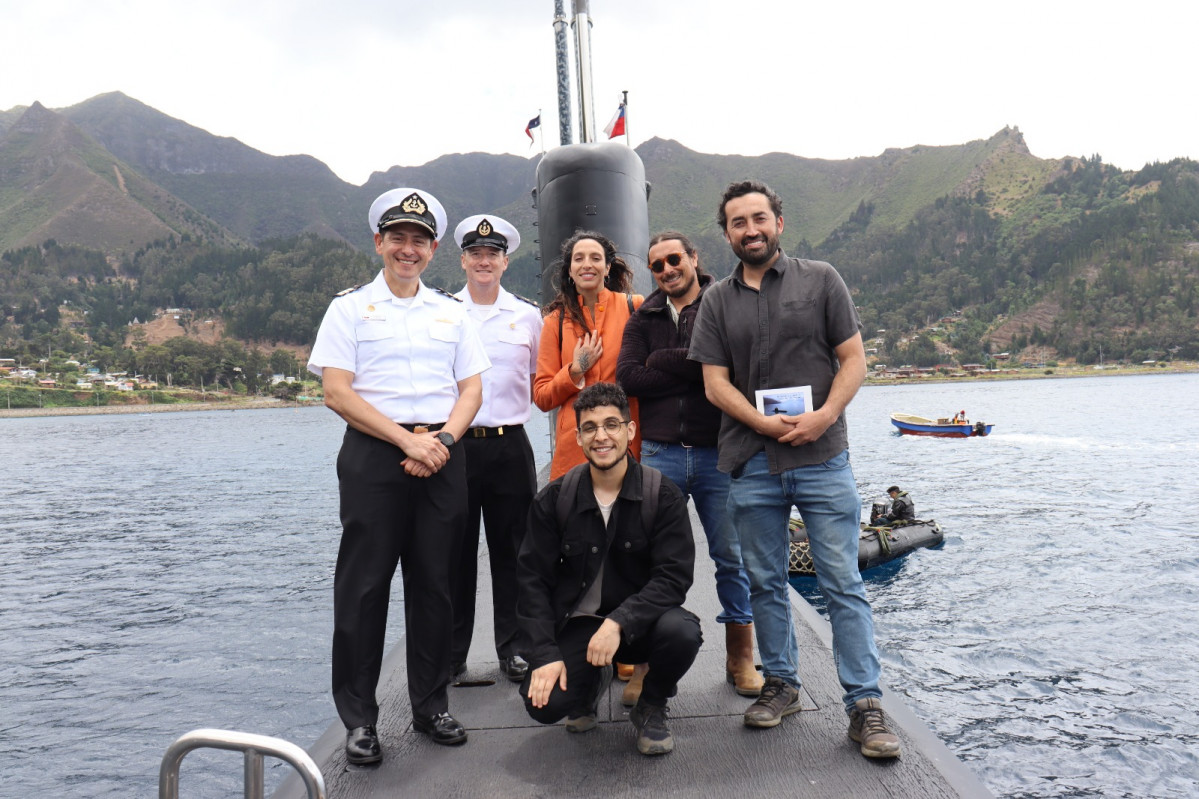 El comandante del submarino SS 20 Thomson junto al alcaldes concejales y alcalde de mar s de Juan Fernu00e1ndez Firma Armada de Chile