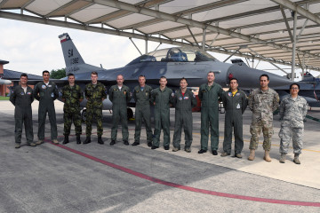 Pilotos de combate de F16 de la FACh en un intercambio de experiencias y entrenamiento en mayo de 2019 con el 149th Fighter Wing de la Texas Air National Guard Firma Sgt Mindy Bloem de la Air National