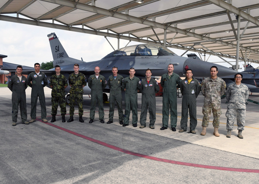 Pilotos de combate de F16 de la FACh en un intercambio de experiencias y entrenamiento en mayo de 2019 con el 149th Fighter Wing de la Texas Air National Guard Firma Sgt Mindy Bloem de la Air National