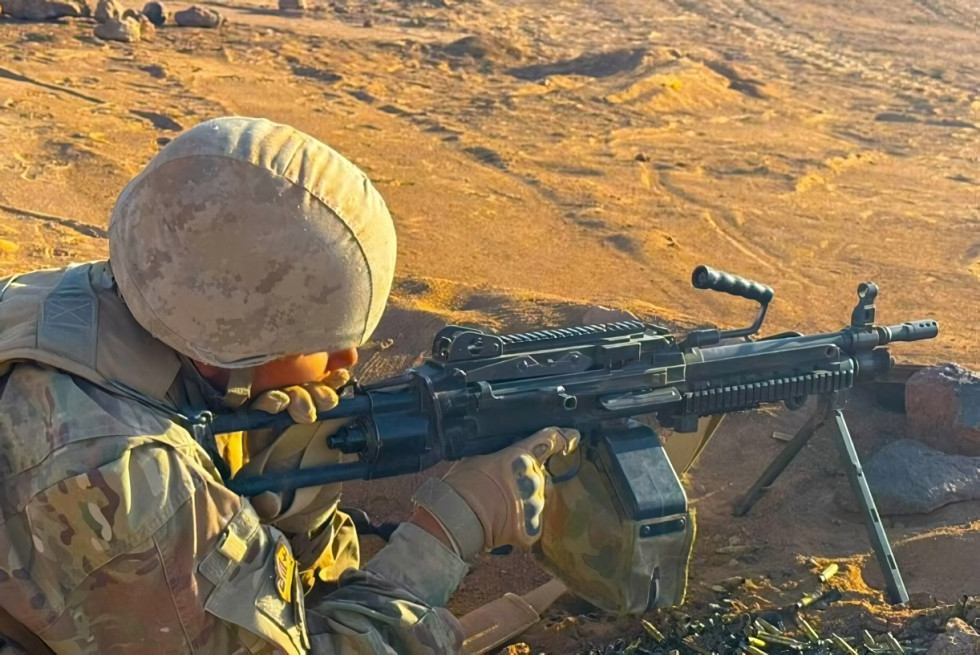 Soldado conscripto del Batallón de Infantería Motorizado N°4 Rancagua en práctica de tiro con la ametralladora FN Herstal Minimi Firma Ejército de Chile