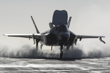 Avión de combate F 35B sobre la cubierta del buque estadounidense USS America