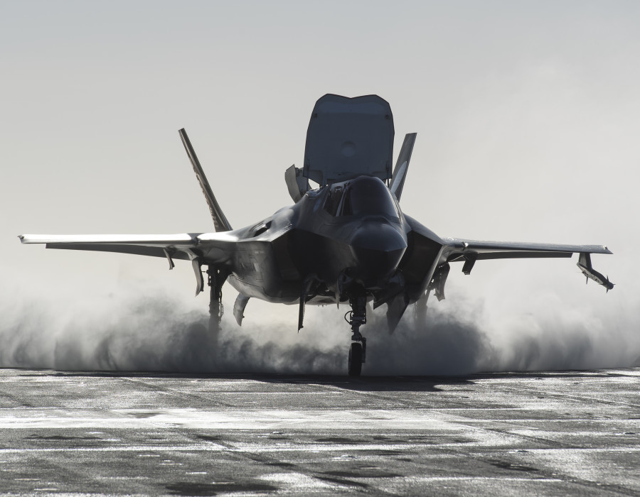 Avión de combate F 35B sobre la cubierta del buque estadounidense USS America