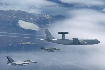 Avión de alerta temprana y control aerotranportado Boeing E 3D Sentry AEW Mk1 escoltado por cazas Lockheed Martin F 16 y Northrop F 5 Tigre III en una operación de vuelo en la Región de Magallanes 