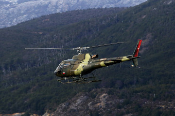 Helicóptero Airbus AS350B3 de la Brigada de Aviación Ejército operando en la Región de Aysén Firma Ministerio de Defensa Nacional de Chile