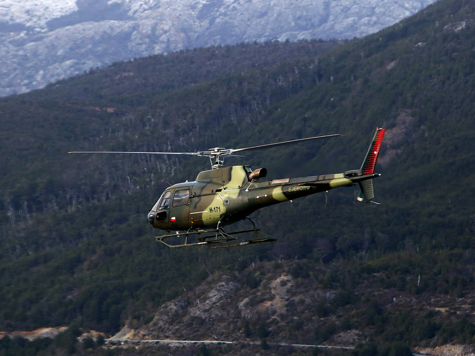 Helicóptero Airbus AS350B3 de la Brigada de Aviación Ejército operando en la Región de Aysén Firma Ministerio de Defensa Nacional de Chile