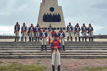 La unidad histórica del Regimiento de Infantería N°1 Buin junto al obelisco conmemorativo de la batalla de Ayacucho Firma Ejército de Chile