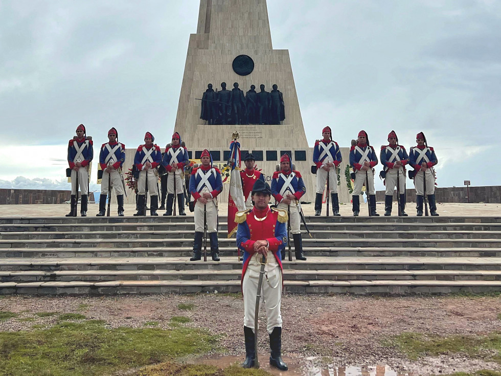 La unidad histórica del Regimiento de Infantería N°1 Buin junto al obelisco conmemorativo de la batalla de Ayacucho Firma Ejército de Chile