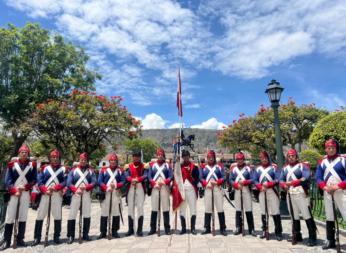 La unidad histu00f3rica en la plaza de armas de Ayacucho en donde participu00f3 en un desfile cu00edvico militar Firma Eju00e9rcito de Chile