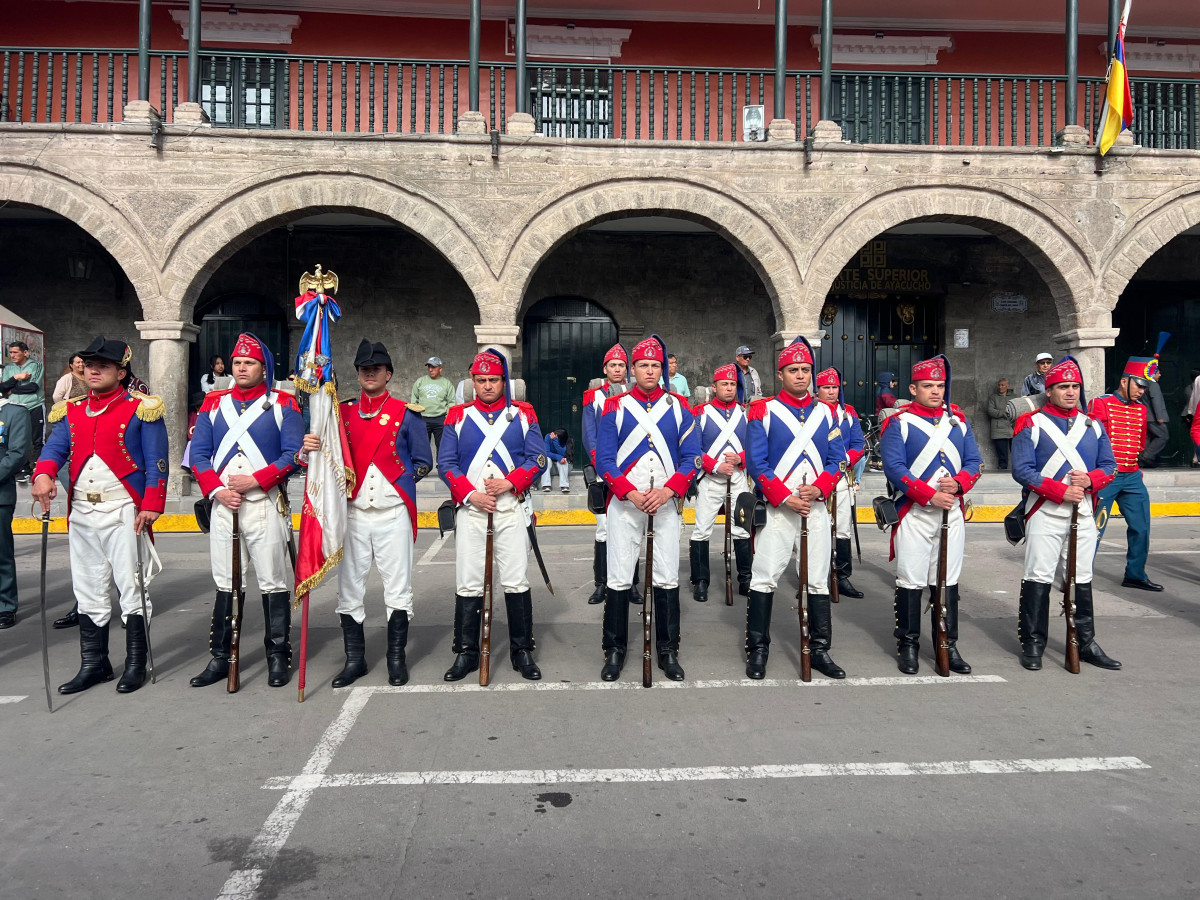 Los integrantes de la Unidad Histu00f3rica del Regimiento de Infanteru00eda Nu00b01 Buin en la ciudad de Ayacucho  Firma Eju00e9rcito de Chile