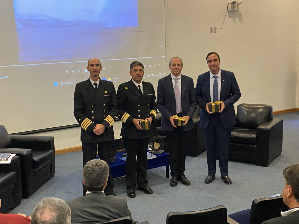 Director de la Academia de Guerra Naval CN Rafael Letelier comandanteen jefe Tercera CA Jorge Castillo Gino Cassasa y Jorge Flies Firma Armada de Chile