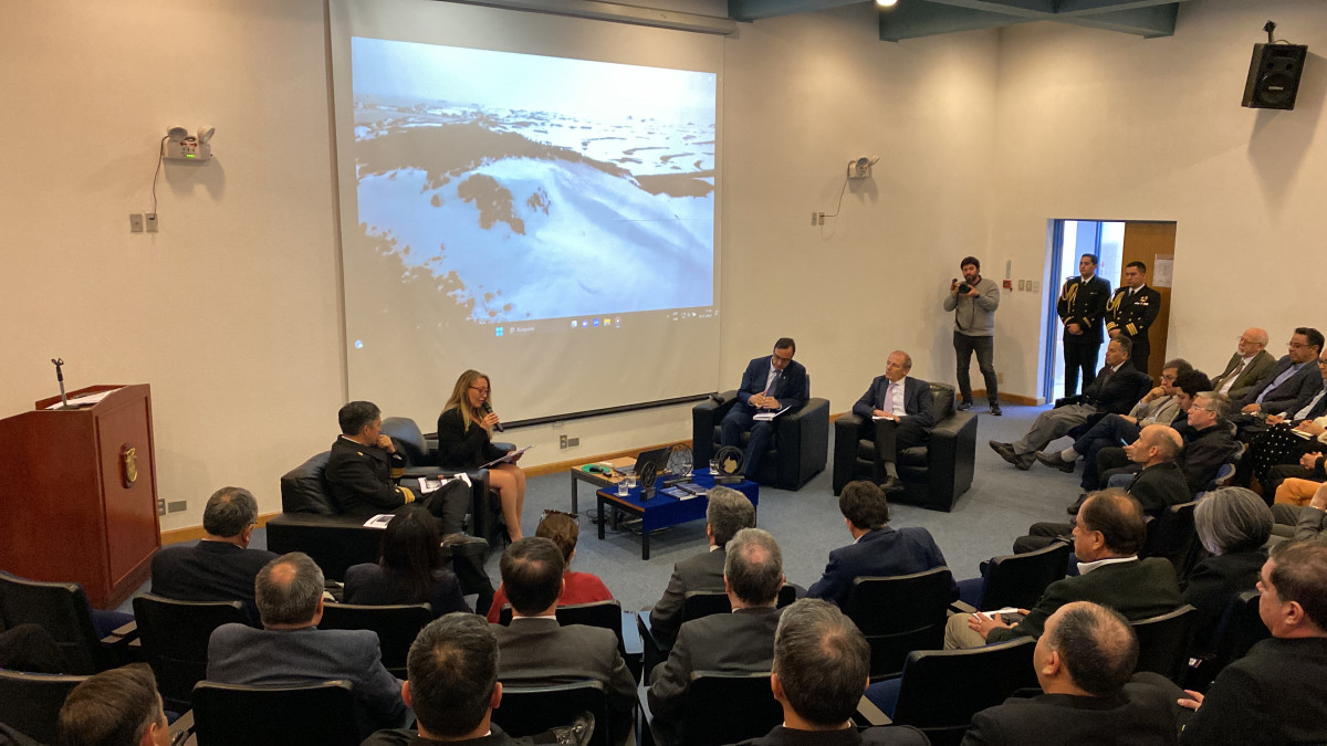 Presentaciu00f3n del libro Territorio Chileno Antu00e1rtico Una Mirada Multidisciplinaria en el auditorio Hospital de las Fuerzas Armadas de Punta Arenas Firma Armada de Chile