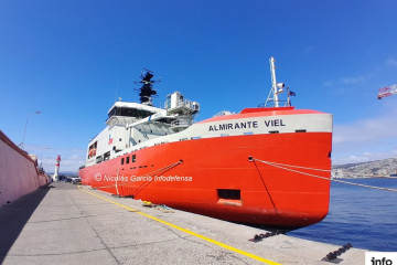 Rompehielos AGB 46 Almirante Viel de la Armada de Chile en el molo de abrigo de Valparaíso Firma Nicolás García