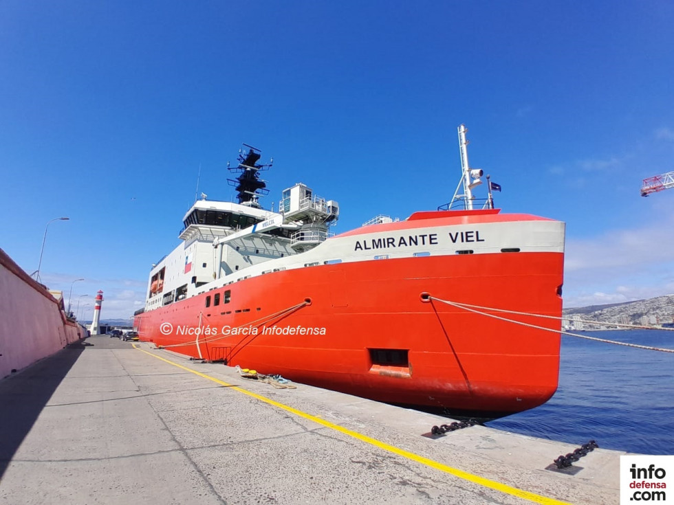 Rompehielos AGB 46 Almirante Viel de la Armada de Chile en el molo de abrigo de Valparaíso Firma Nicolás García