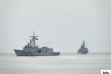 Fragatas FFG 14 Almirante Latorre y FF 07 Almirante Lynch de la Escuadra Nacional de la Armada de Chile en la bahía de Valparaíso Firma Nicolás García E