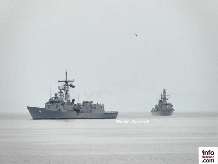 Fragatas FFG 14 Almirante Latorre y FF 07 Almirante Lynch de la Escuadra Nacional de la Armada de Chile en la bahía de Valparaíso Firma Nicolás García E