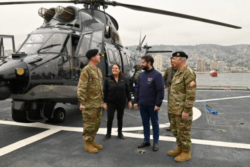 El presidente Boric arribó al rompehielos AGB 46 Almirante Viel a bordo de un helicóptero Airbus AS332F1 Cougar de la Aviación Naval Firma Amada de Chile