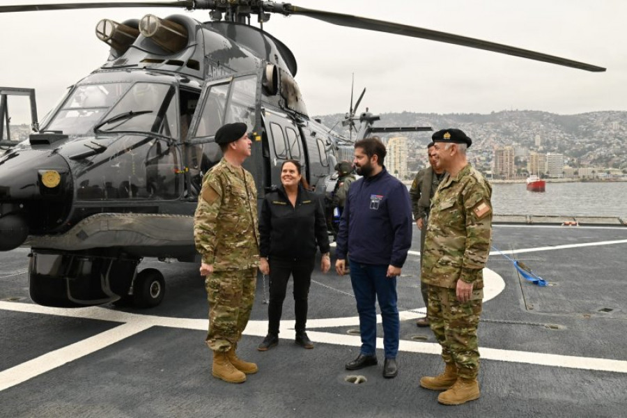 El presidente Boric arribó al rompehielos AGB 46 Almirante Viel a bordo de un helicóptero Airbus AS332F1 Cougar de la Aviación Naval Firma Amada de Chile