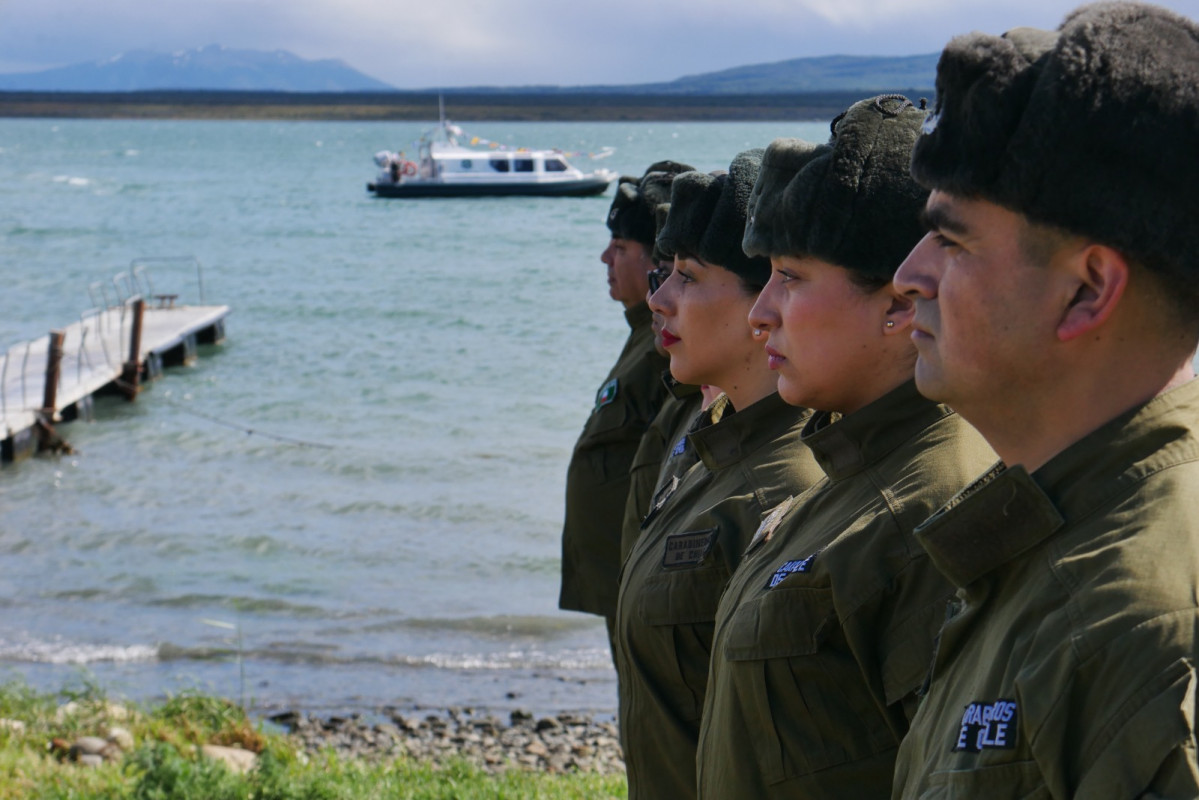 Tripulaciu00f3n de la lancha policial LP 115 Verde Legiu00f3n asignada al Retu00e9n Puerto Edu00e9n Firma Carabineros de Chile