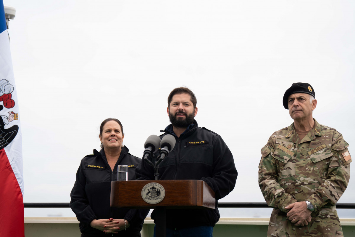 Ministra de Defensa Maya Fernu00e1ndez presidente Gabriel Boric y almirante Juan Andru00e9s De la Maza Firma Prensa Presidencia de Chile