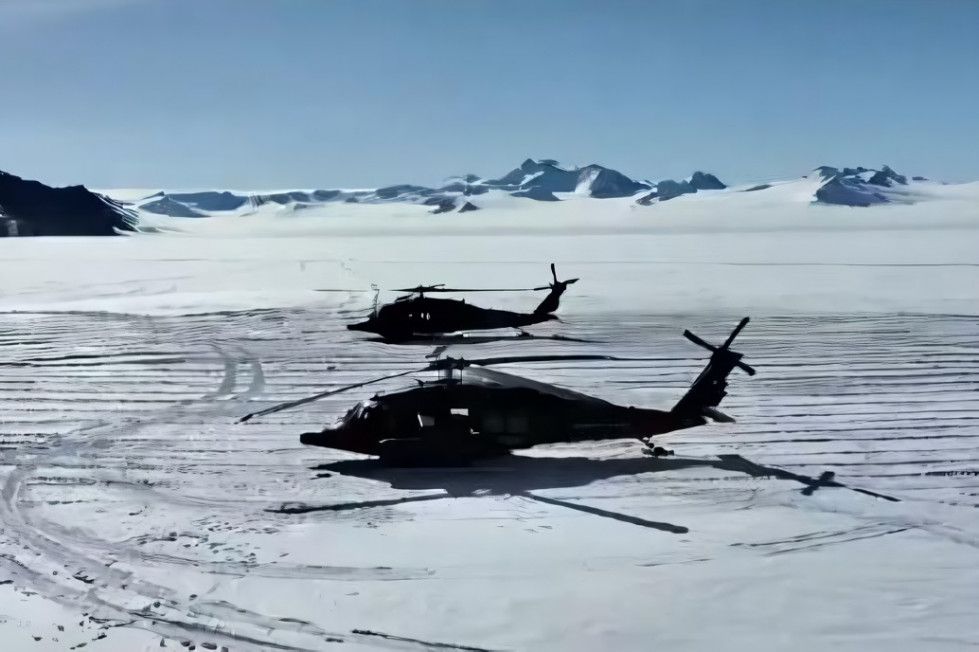 Helicópteros Sikorsky MH 60M Black Hawk del Grupo de Aviación N°9 en Glaciar Unión Firma FACh 002