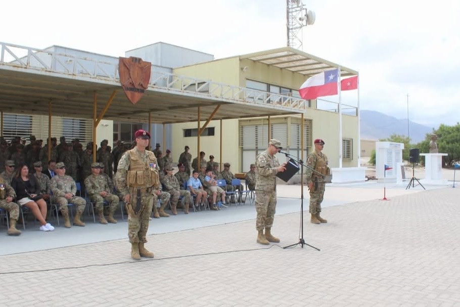 Lectura del decreto de nombramiento del mayor como nuevo comandante del Grupo de Tanques Nu00b08 Exploradores Firma I Divisiu00f3n del Eju00e9rcito de Chile