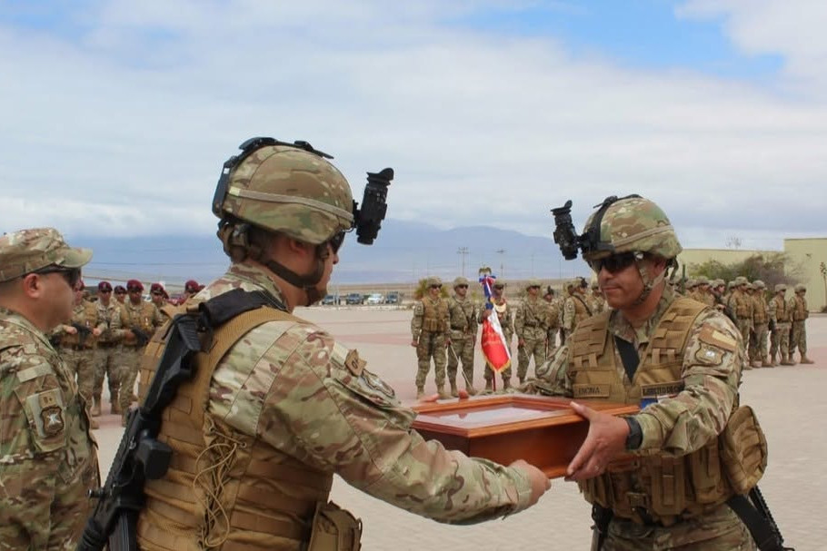 Entrega del gallardete que acompau00f1u00f3 al comandante saliente del Batallu00f3n de Infanteru00eda Blindado Nu00b07 Esmeralda Firma I Divisiu00f3n del Eju00e9rcito de Chile